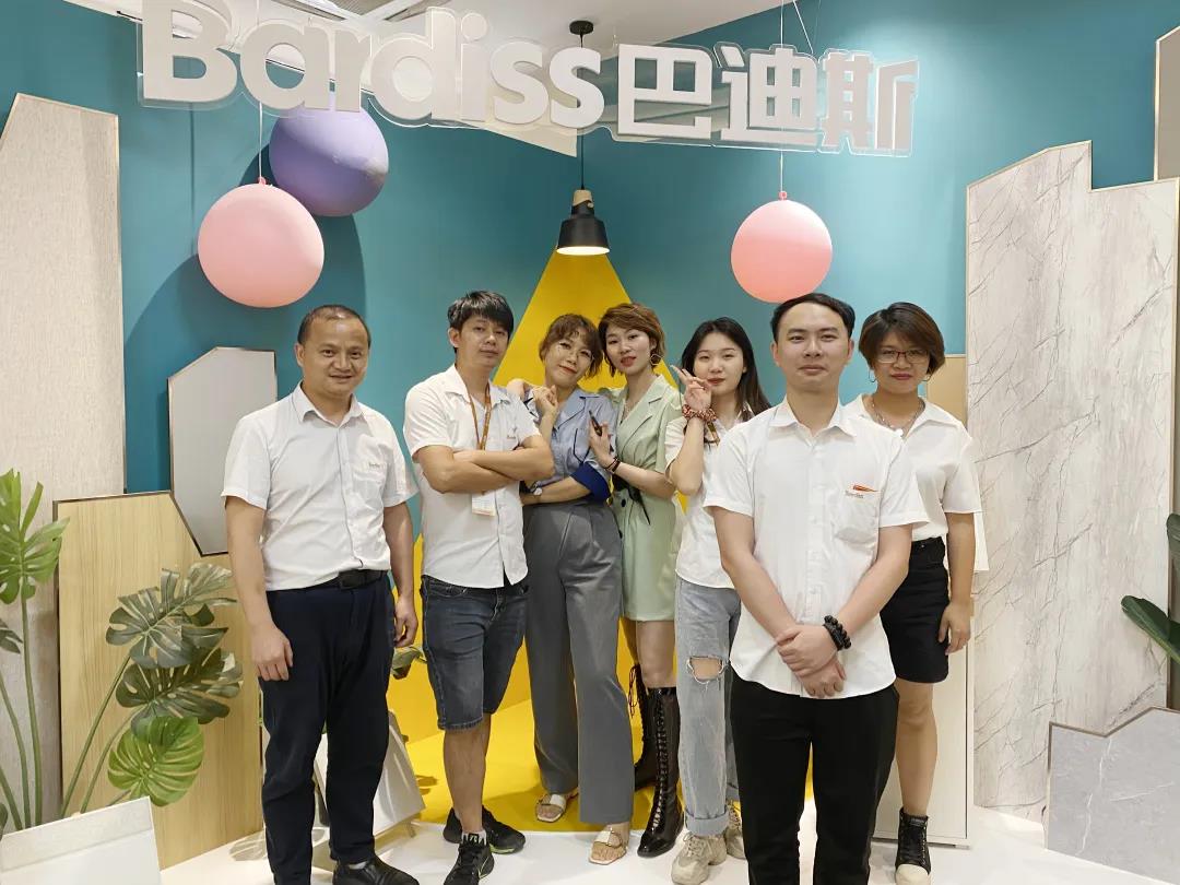 億元補(bǔ)貼.5折起---5.1活動(dòng)煥新季暨背景墻系列新品感恩上市 系列活動(dòng)完滿(mǎn)收官,！